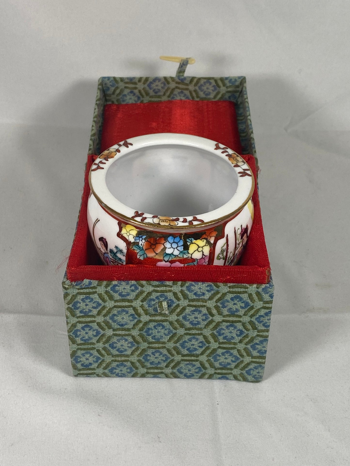 Vintage Chinese souvenir hand-painted eggshell porcelain fishbowl