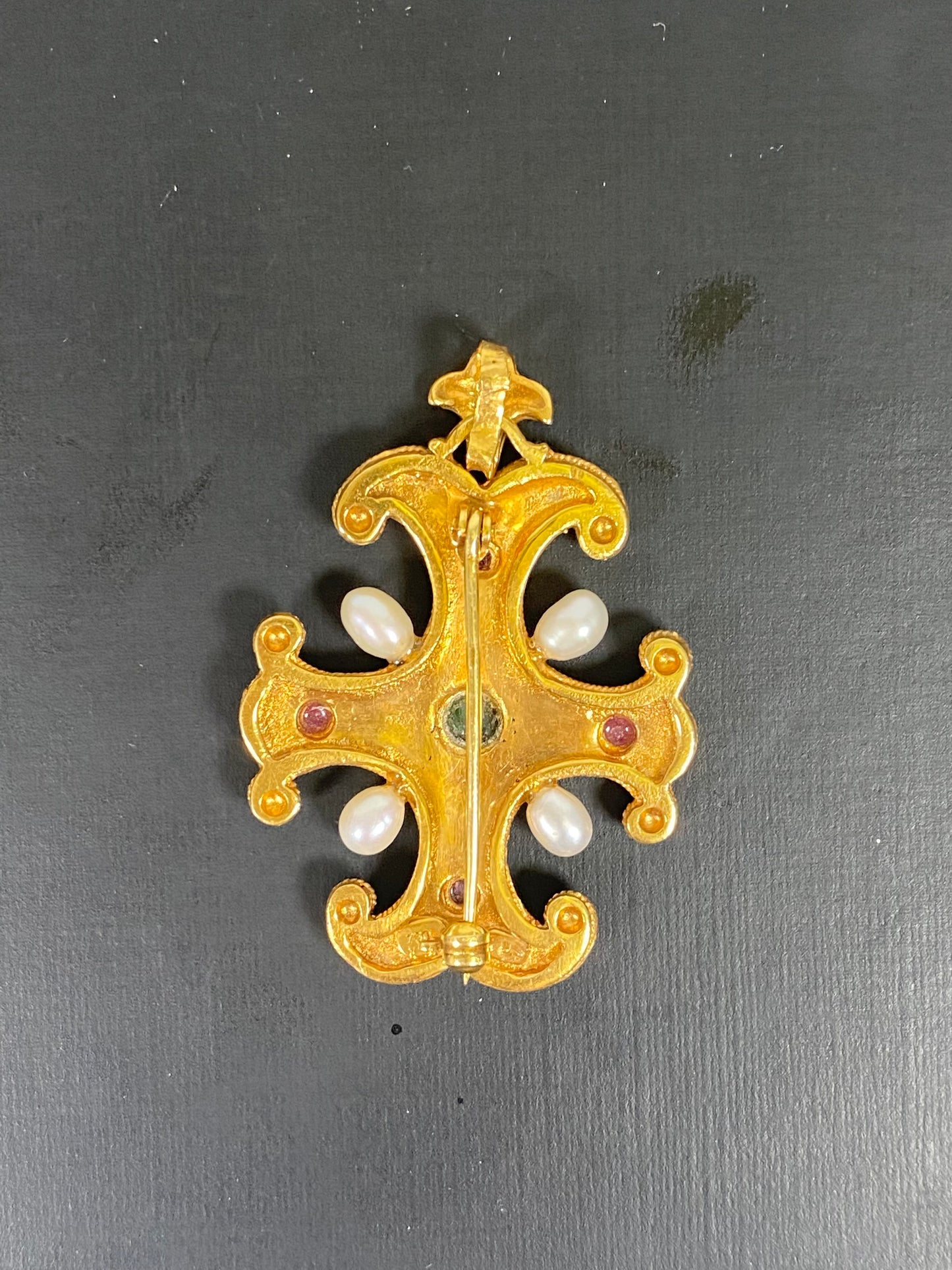 复古 18ct 金马耳他十字吊坠/胸针,镶嵌红宝石、珍珠和绿宝石
