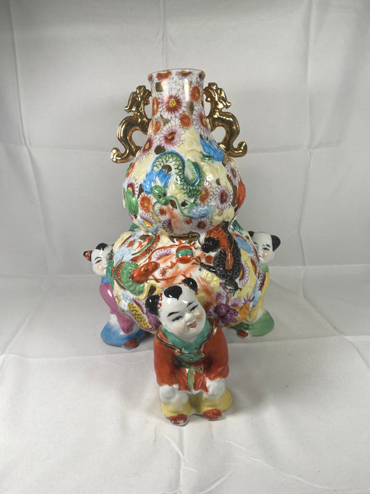 Jarrón chino con figuras de fencai de mediados de siglo "Niños jugando"