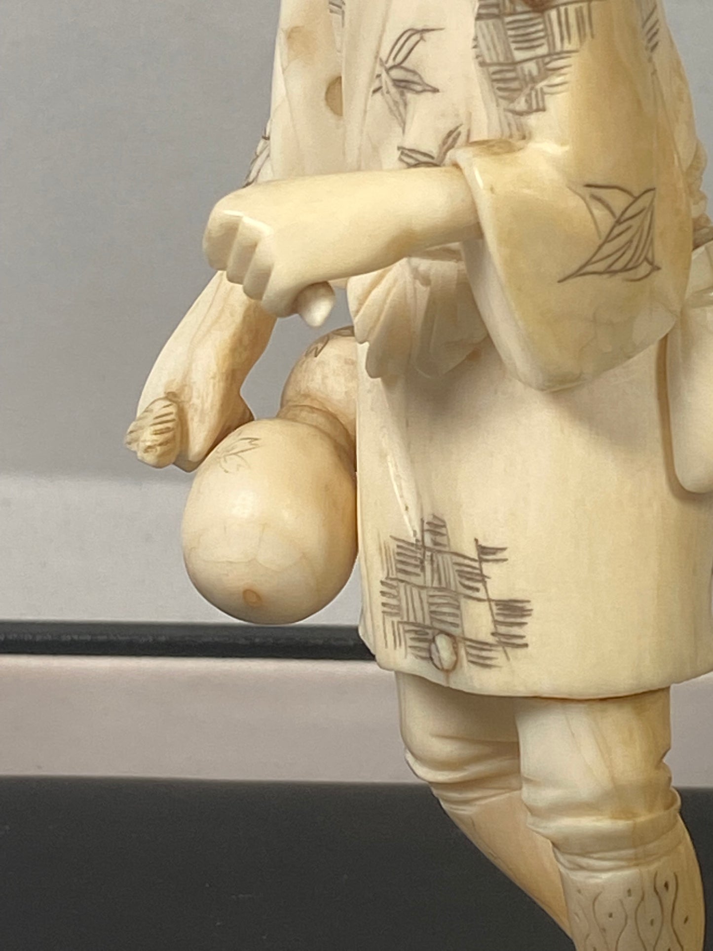 签名东京学派日本象牙置物,男子手持葫芦