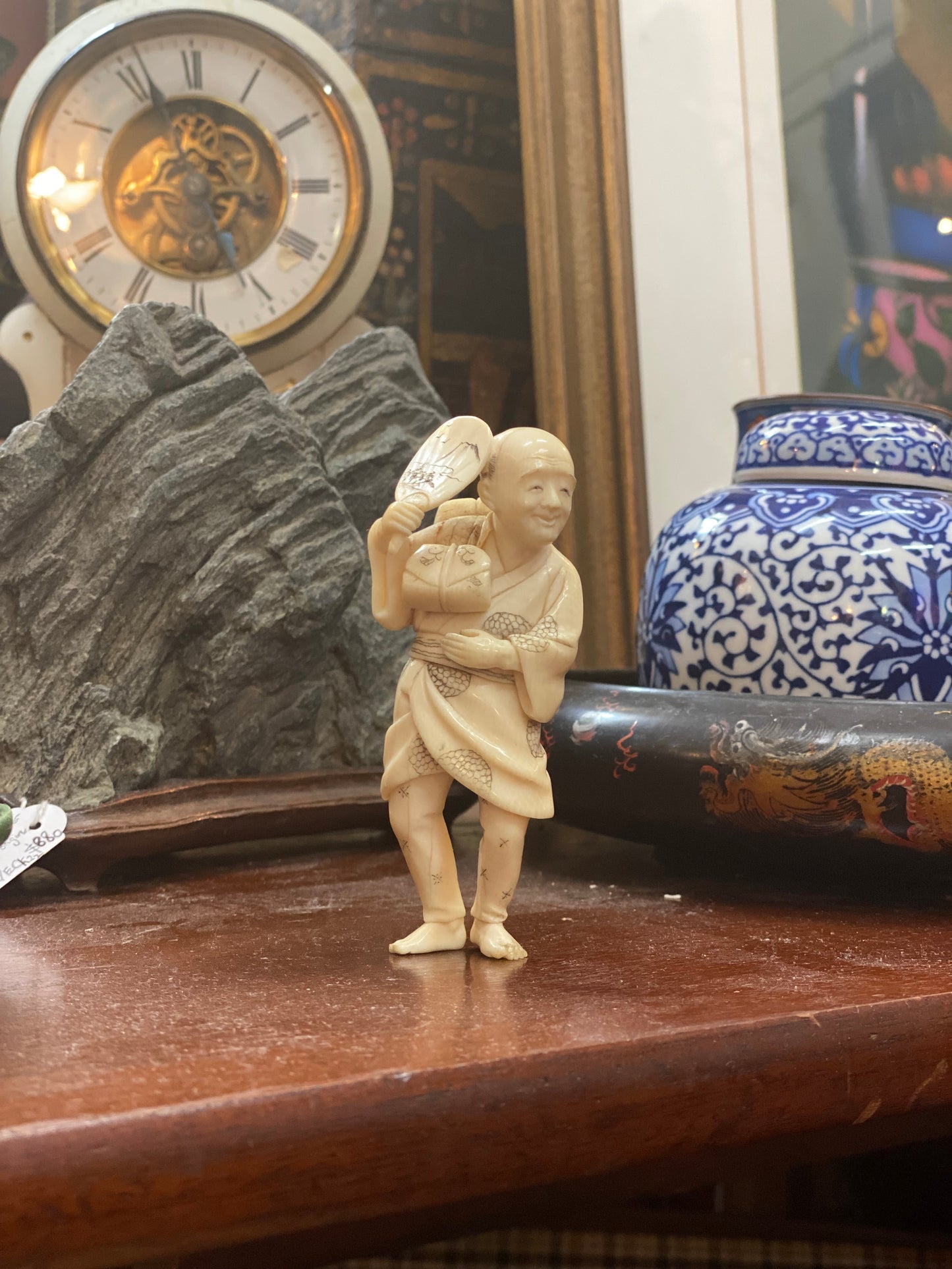 东京学校日本象牙摆件,描绘一名男子跳祭祀舞蹈