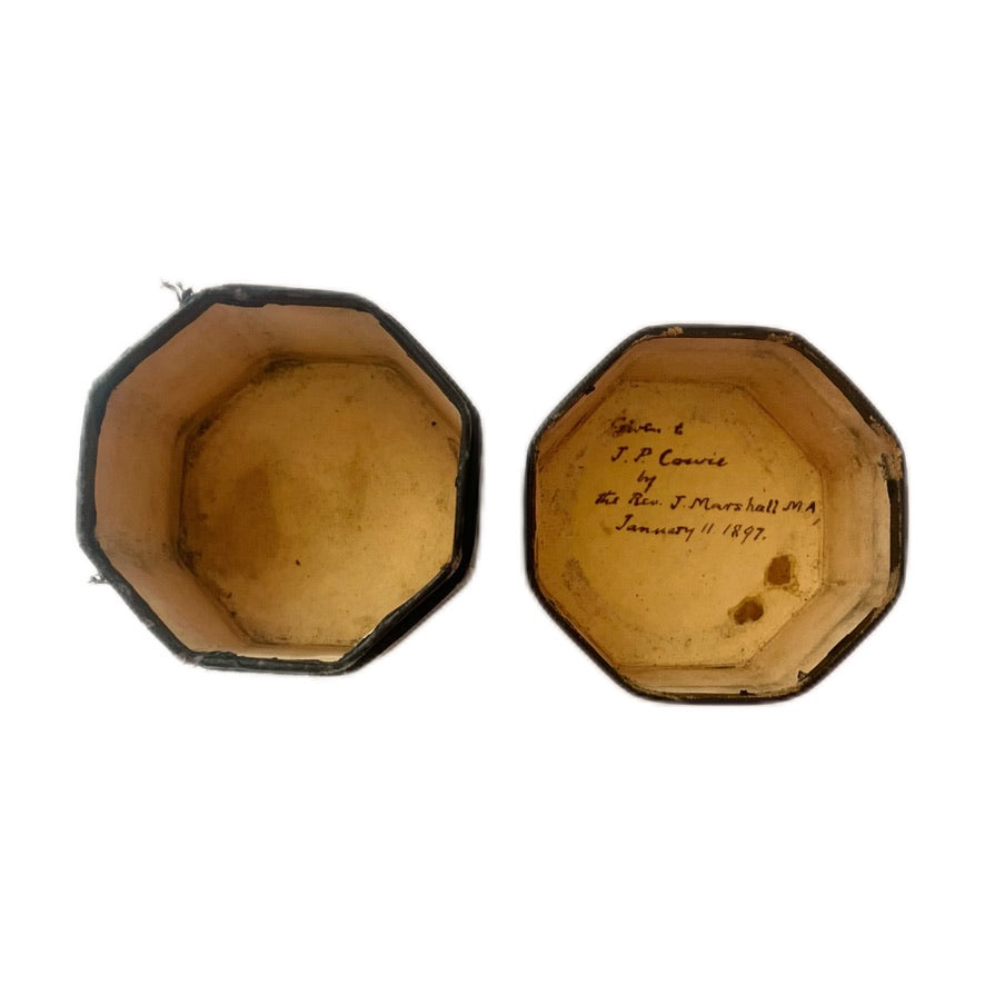 罕见的古董迷你洗礼盆，采用帕里安陶器，诺丁汉圣玛丽教堂，由明顿公司制造。