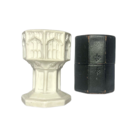 罕见的古董迷你洗礼盆，采用帕里安陶器，诺丁汉圣玛丽教堂，由明顿公司制造。