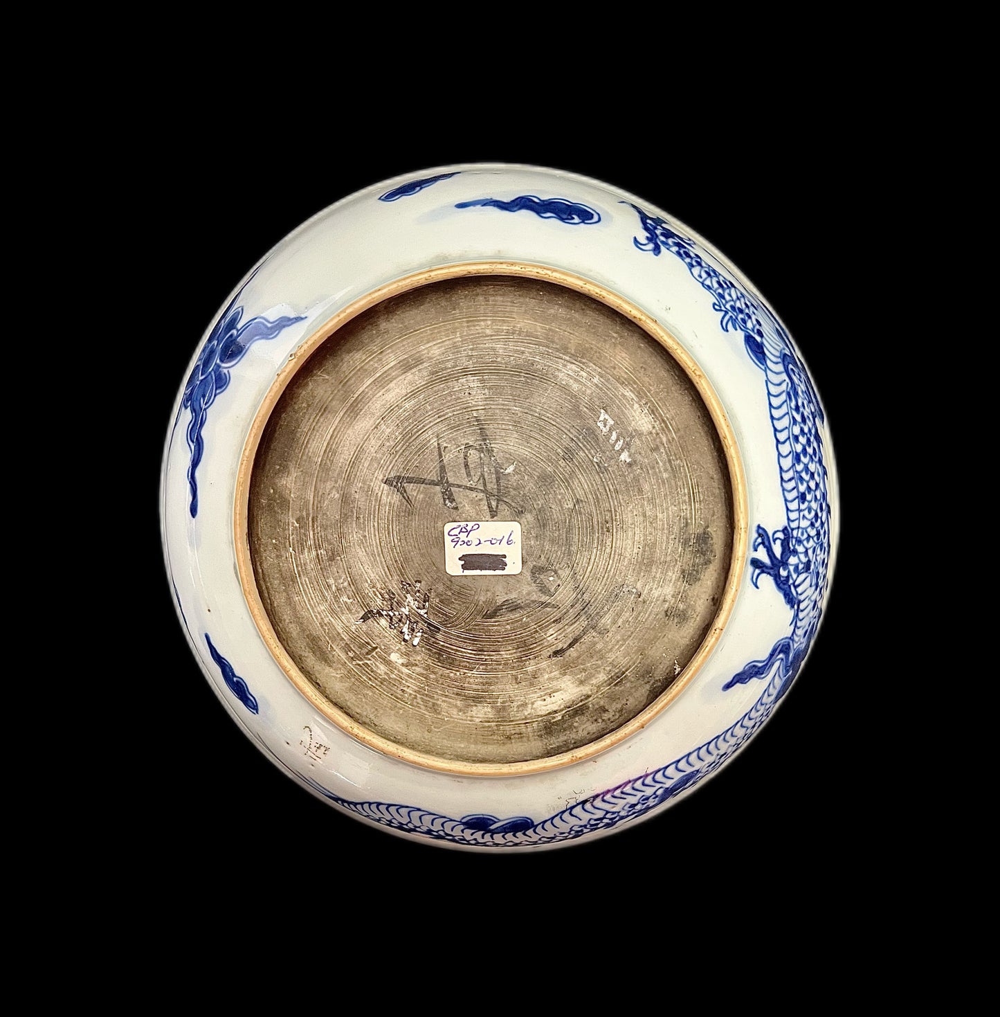 Antique 18th century Kangxi period 4-clawed dragon amongst clouds dish