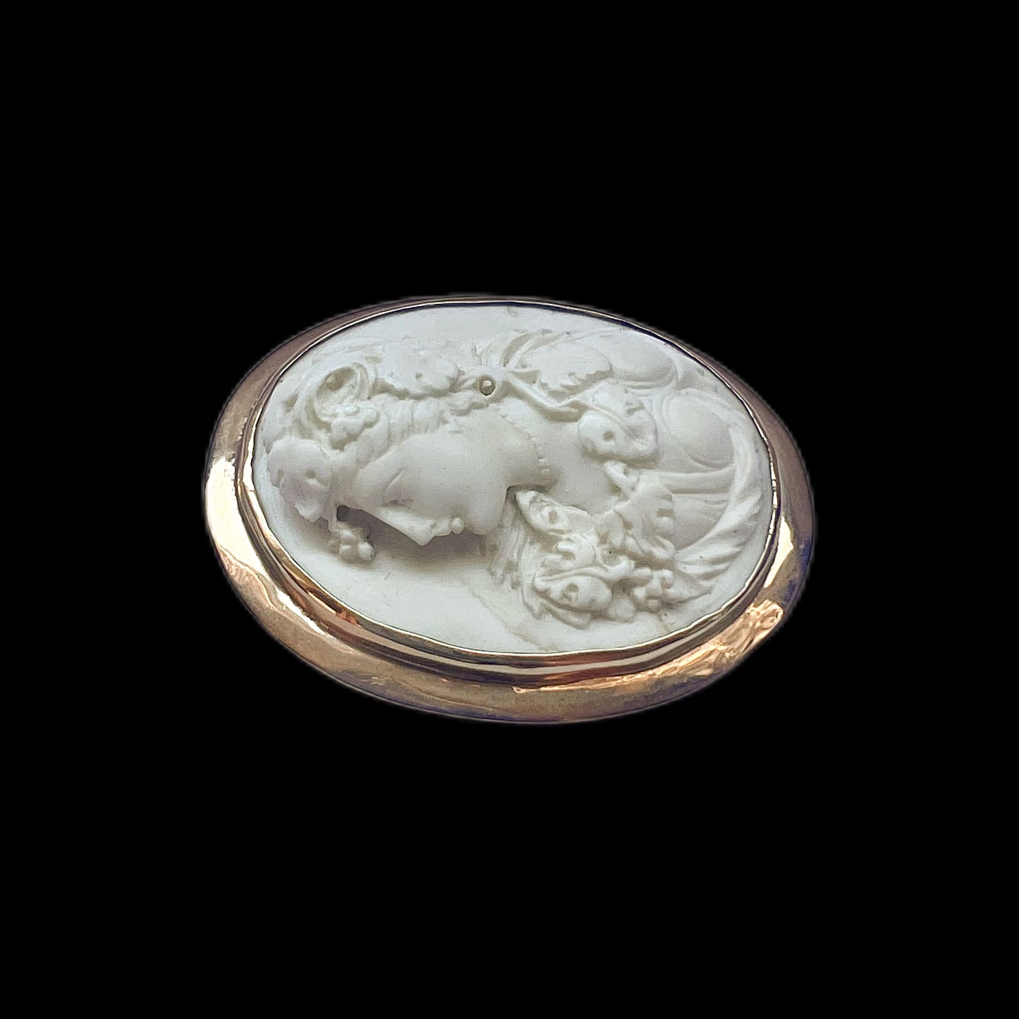 Regency period 9ct gold and white lava cameo brooch