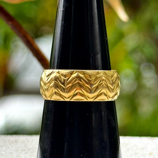 Vintage Luxury 18ct yellow gold Hardy Amies ring