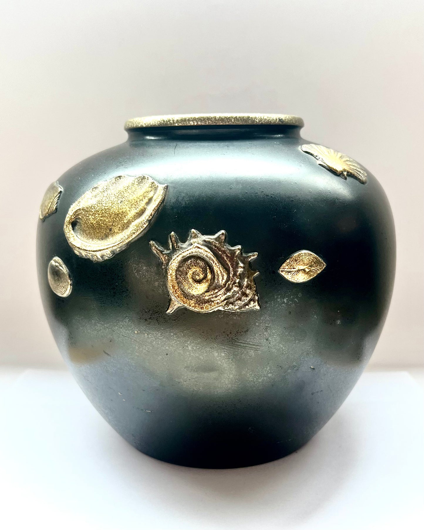 明治末期日本青铜花瓶，带镀金贝壳图案，约 20 世纪
