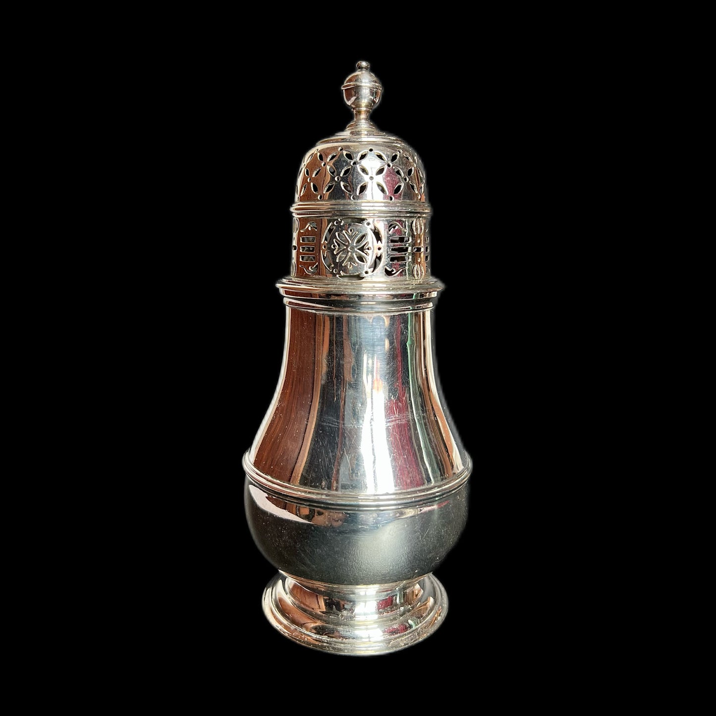Near antique George V sterling silver muffineer. London, 1928, C.S. Harris & Sons Ltd.
