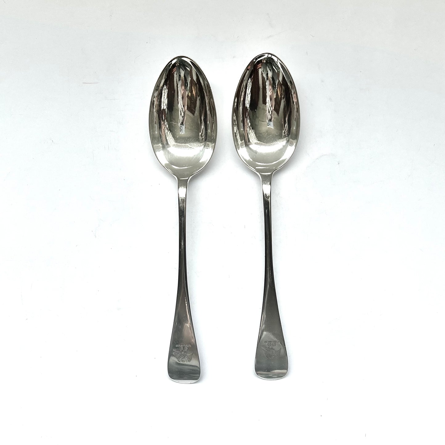 Pair of George V crested sterling silver spoons with marks for Joseph Rodgers & Sons, Sheffield, 1911.