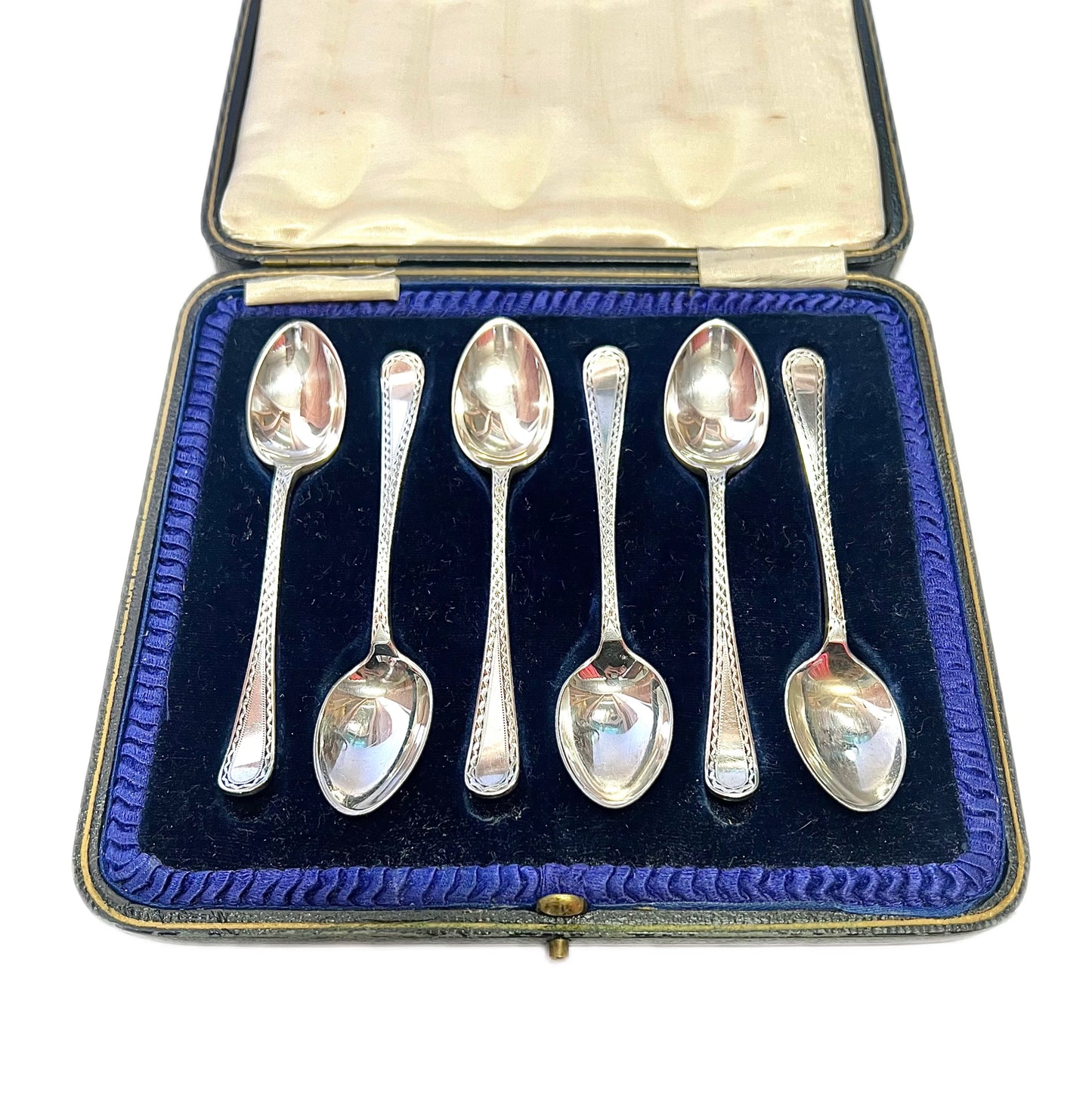 Set of six George V sterling silver coffee spoons with original case