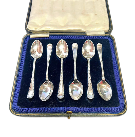 Set of six George V sterling silver coffee spoons with original case