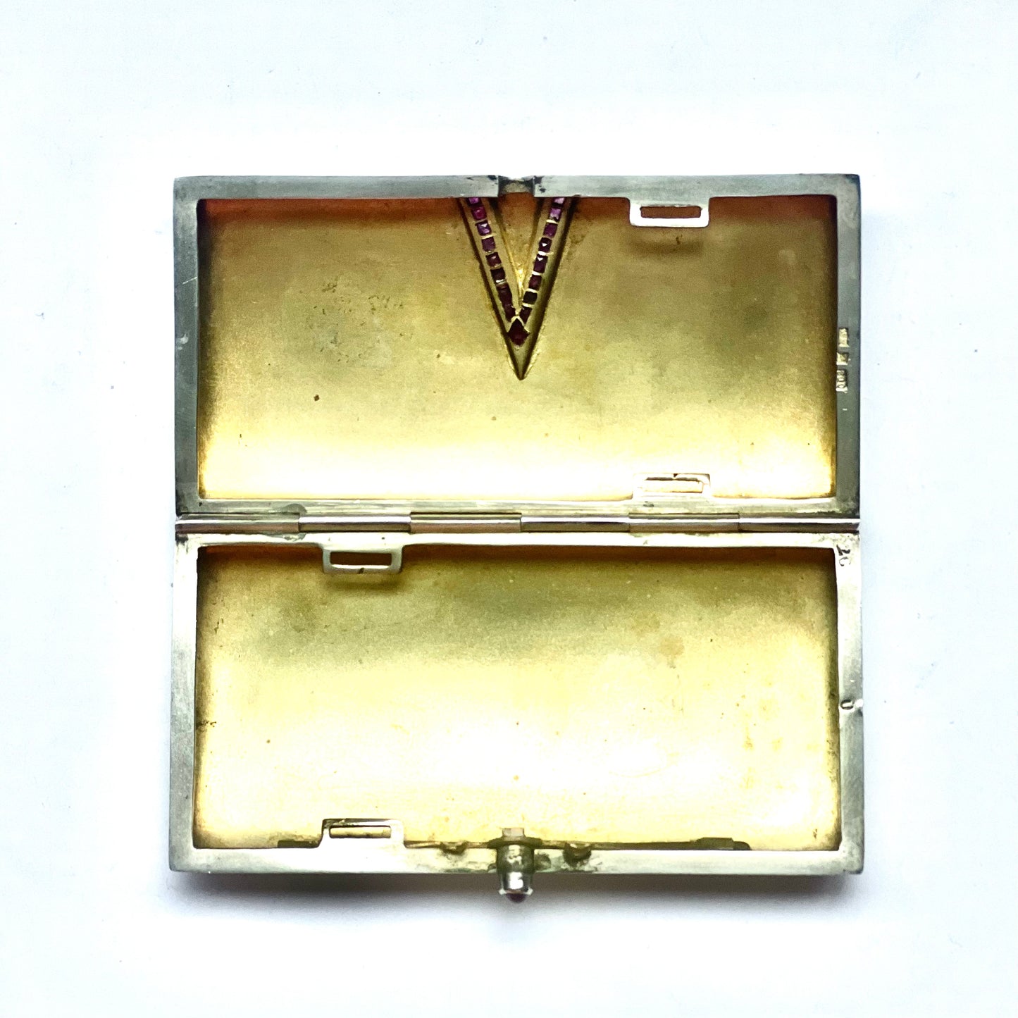 罕见的古董欧洲大陆 .900 银烟盒，配有红宝石细节和扣环，约 1910 年代至 1930 年代