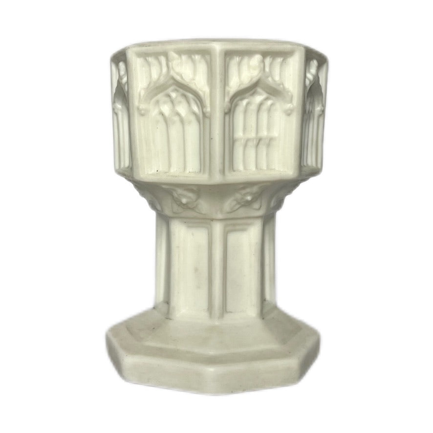 罕见的古董迷你洗礼盆，采用帕里安陶器，诺丁汉圣玛丽教堂，由明顿公司制造。