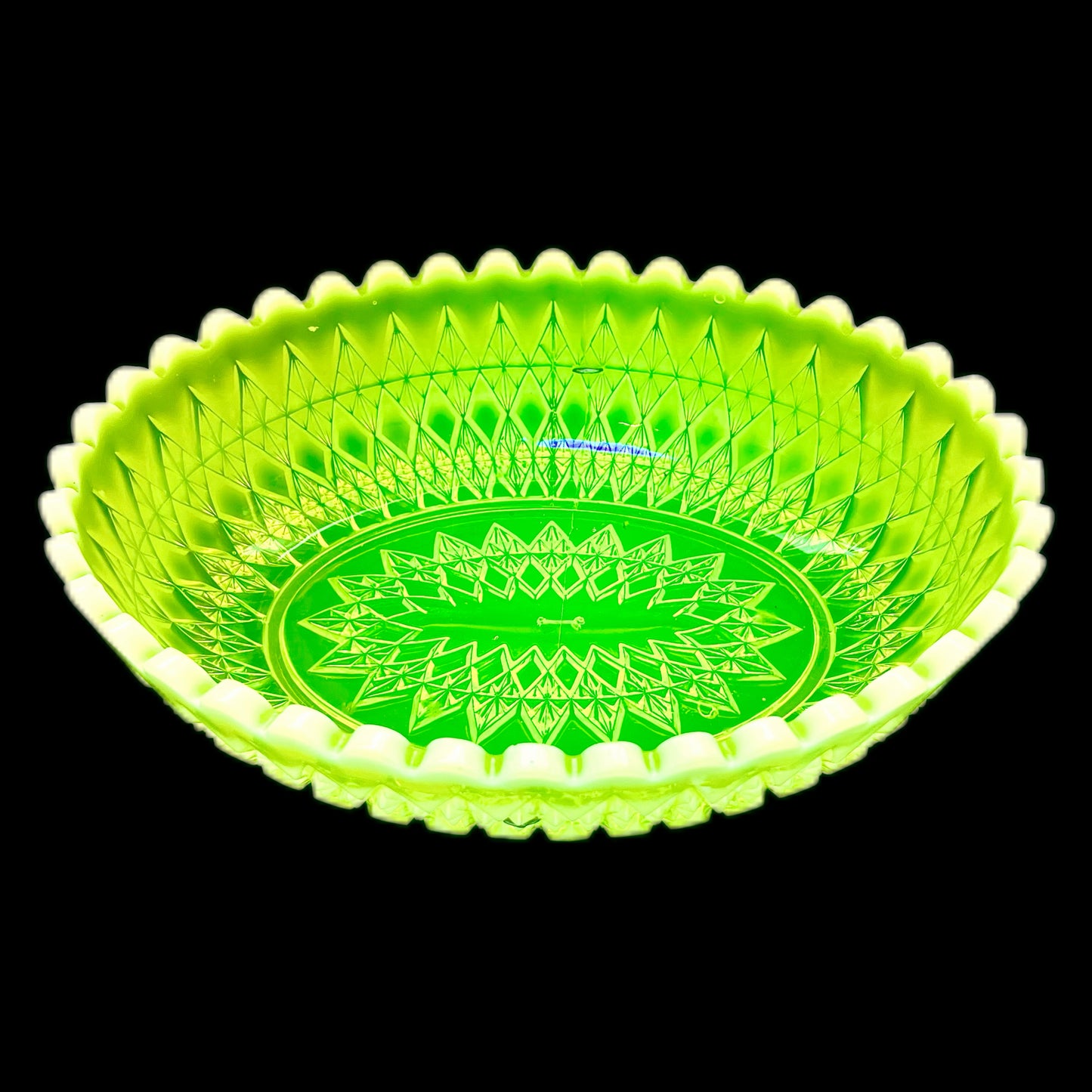 Late Victorian uranium yellow vaseline glass bowl of large size, circa 1890s to 1900s