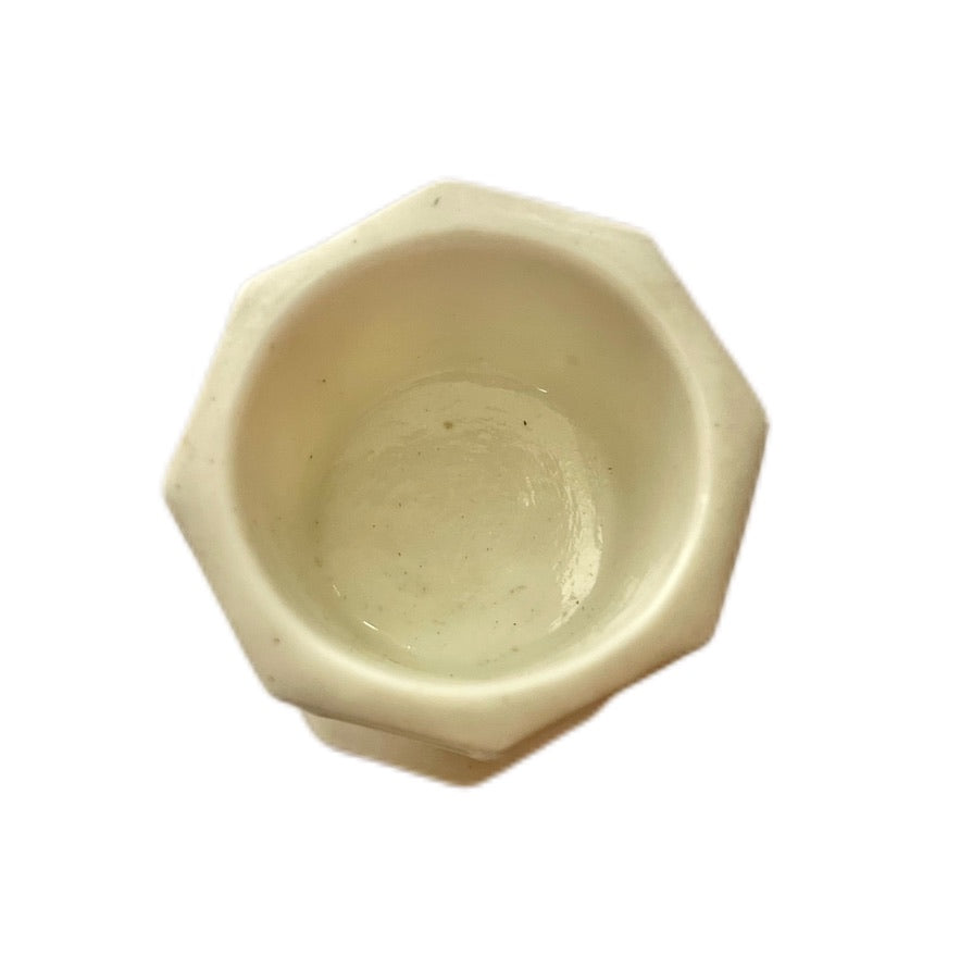 罕见的古董迷你洗礼盆，采用帕里安陶器，诺丁汉圣玛丽教堂，由明顿公司制造。