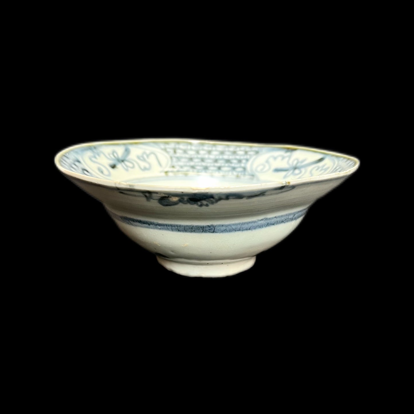 Antique Chinese blue and white bowl from the Qing Dynasty period Tek Sing shipwreck in 1822