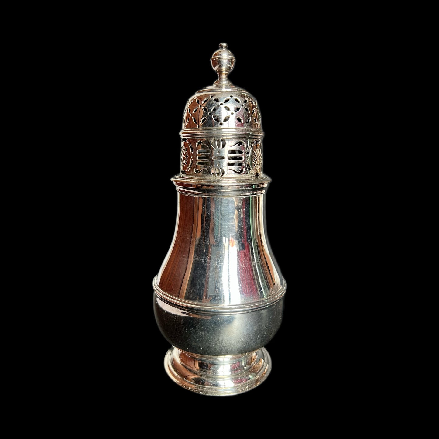 Near antique George V sterling silver muffineer. London, 1928, C.S. Harris & Sons Ltd.