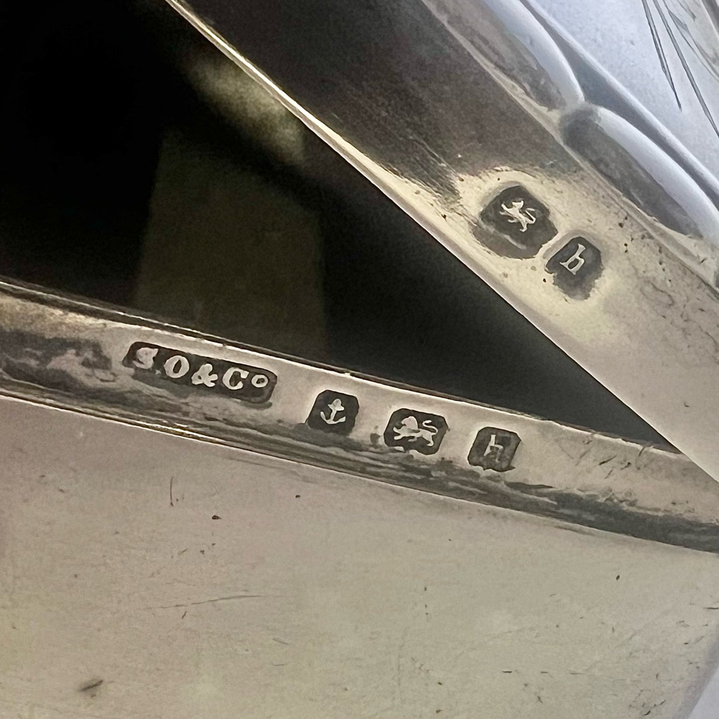 Edwardian sterling silver box with engraved posy to the top of box,