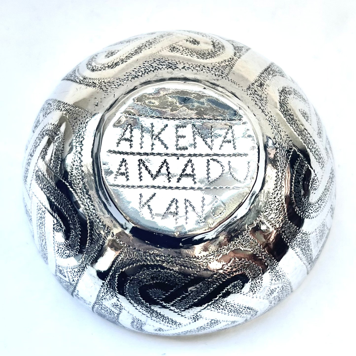 20 世纪早期至中期尼日利亚银碗，由卡诺州艾凯纳·阿玛杜 (Aikena Amadu) 制作（复制品）