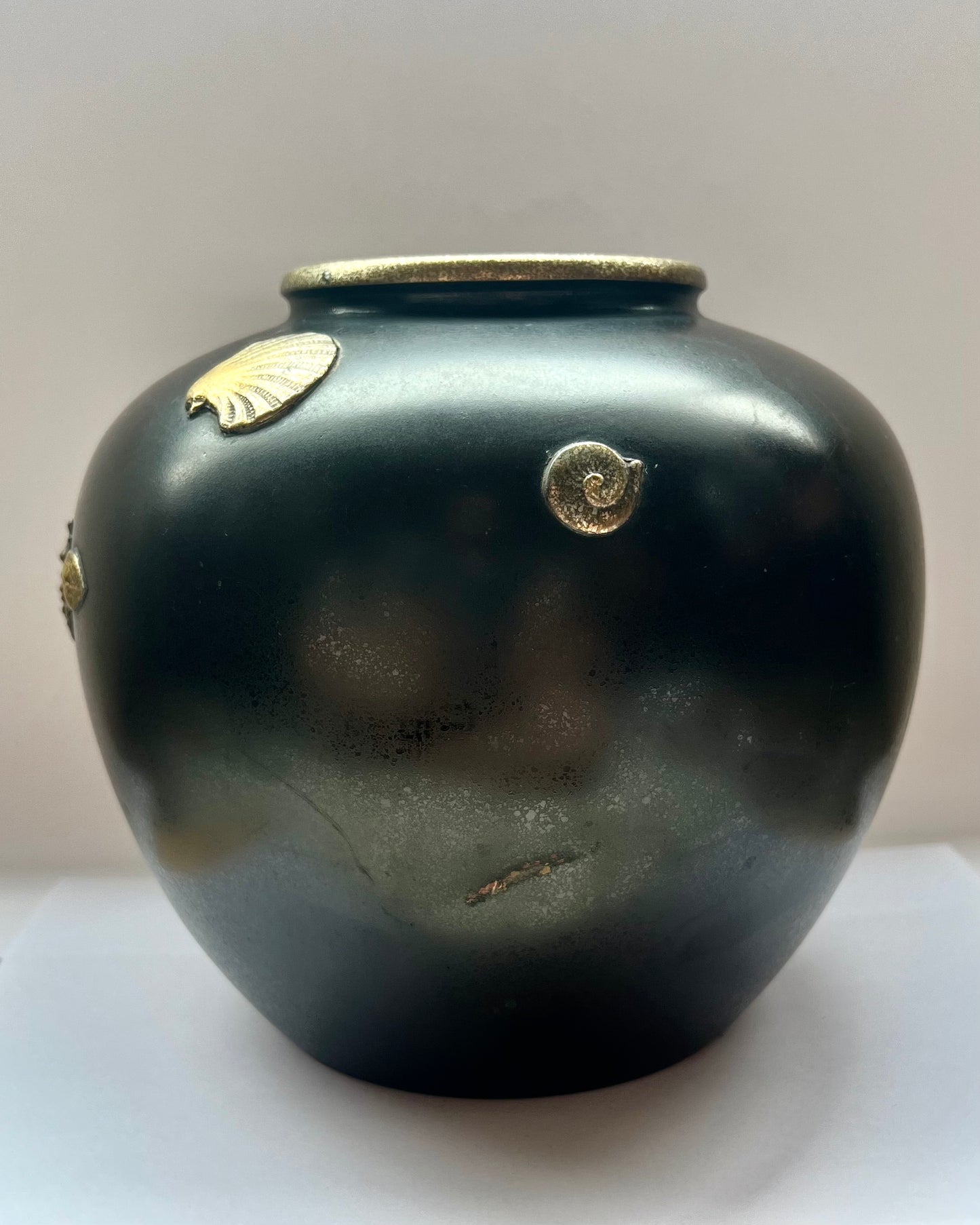 明治末期日本青铜花瓶，带镀金贝壳图案，约 20 世纪
