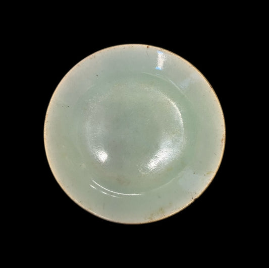 Lovely medium-sized early 19th century Jiaqing period celadon plate
