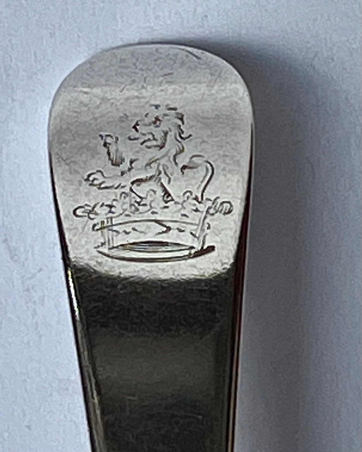 古董乔治二世纯银汤匙，半狮纹章，带有 1759 年伦敦标记