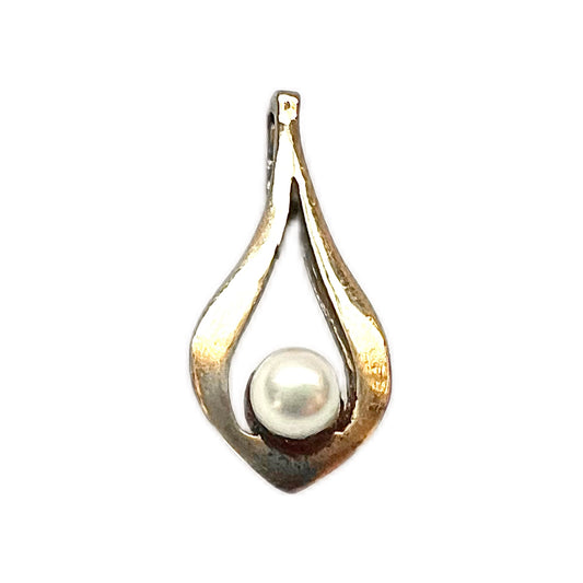 Vintage 9 carat gold and Akoya pearl pendant