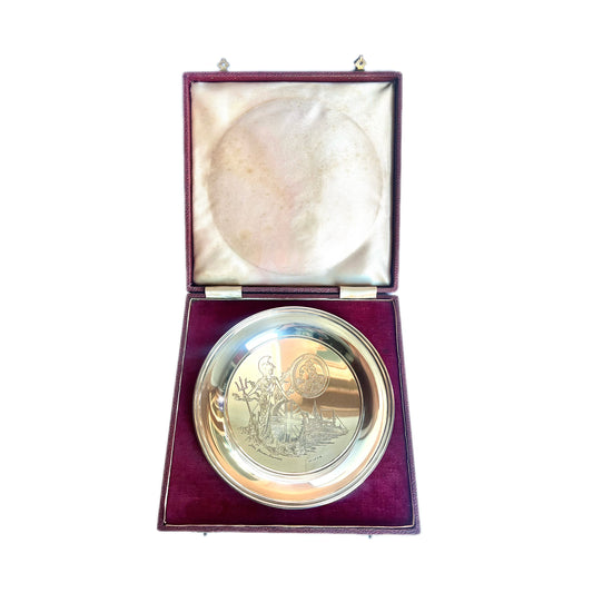 Limited edition Elizabeth II sterling silver plate in original case,  75th anniversary of Queen Victoria’s diamond jubilee