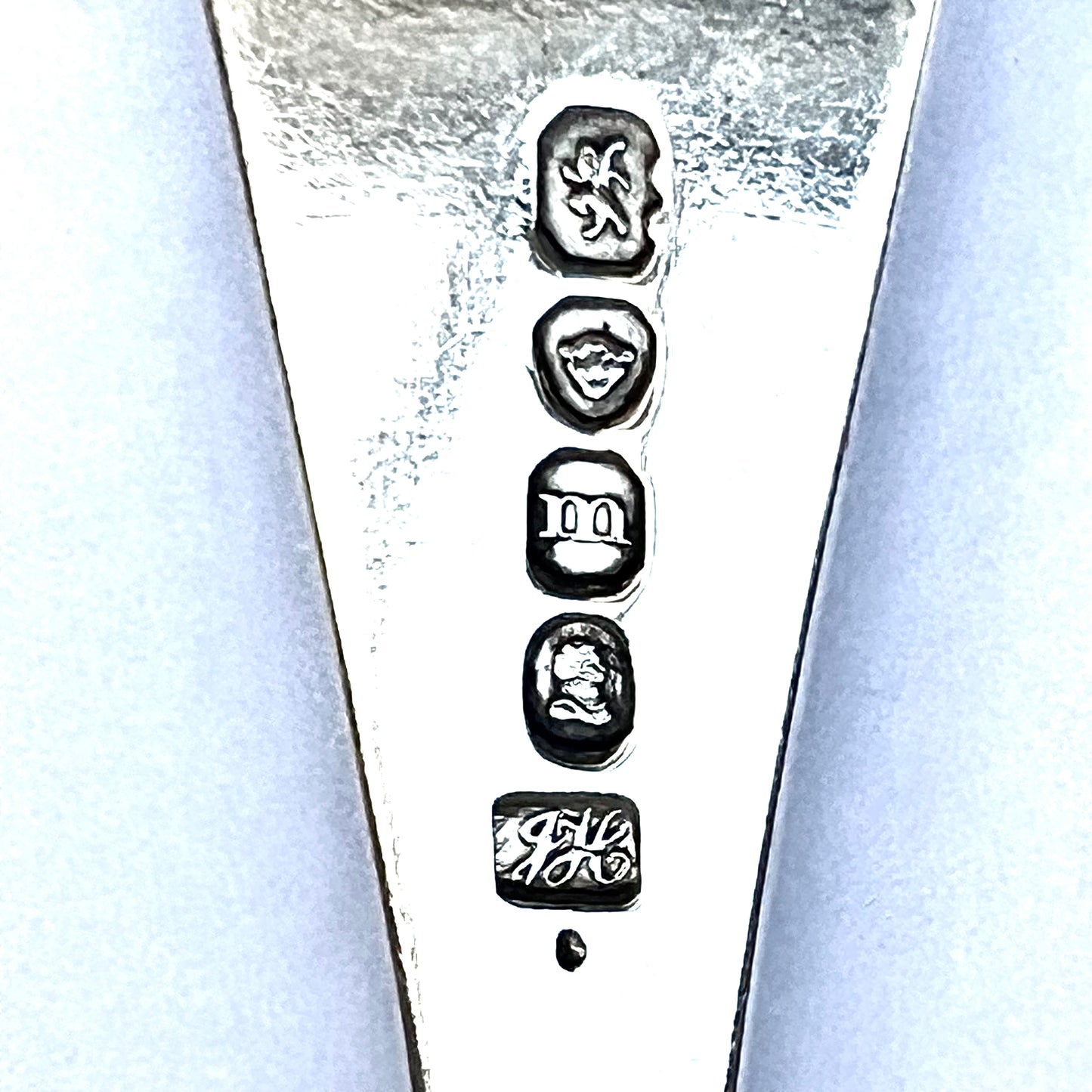 6 件乔治四世汉诺威风格纯银餐叉，带有乔纳森·海恩 (Jonathan Hayne) 的标记，伦敦，1827 年。