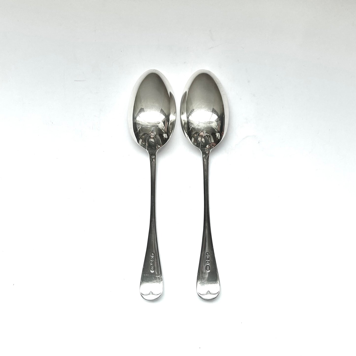 Pair of George V crested sterling silver spoons with marks for Joseph Rodgers & Sons, Sheffield, 1911.