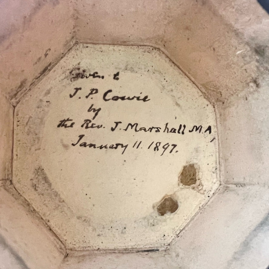 罕见的古董迷你洗礼盆，采用帕里安陶器，诺丁汉圣玛丽教堂，由明顿公司制造。