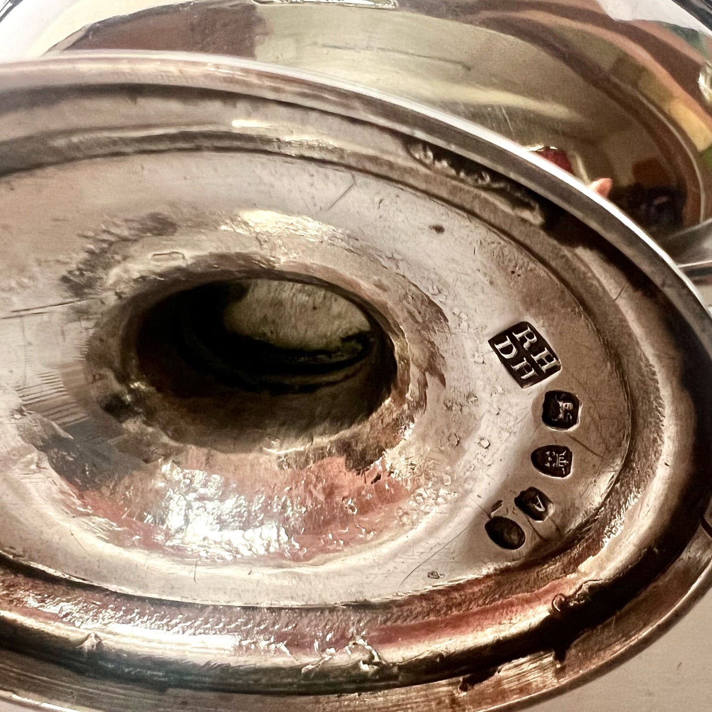 Crested George III sterling silver master salt cellar, London, 1796, Robert Hennell | &amp; David Hennell Il