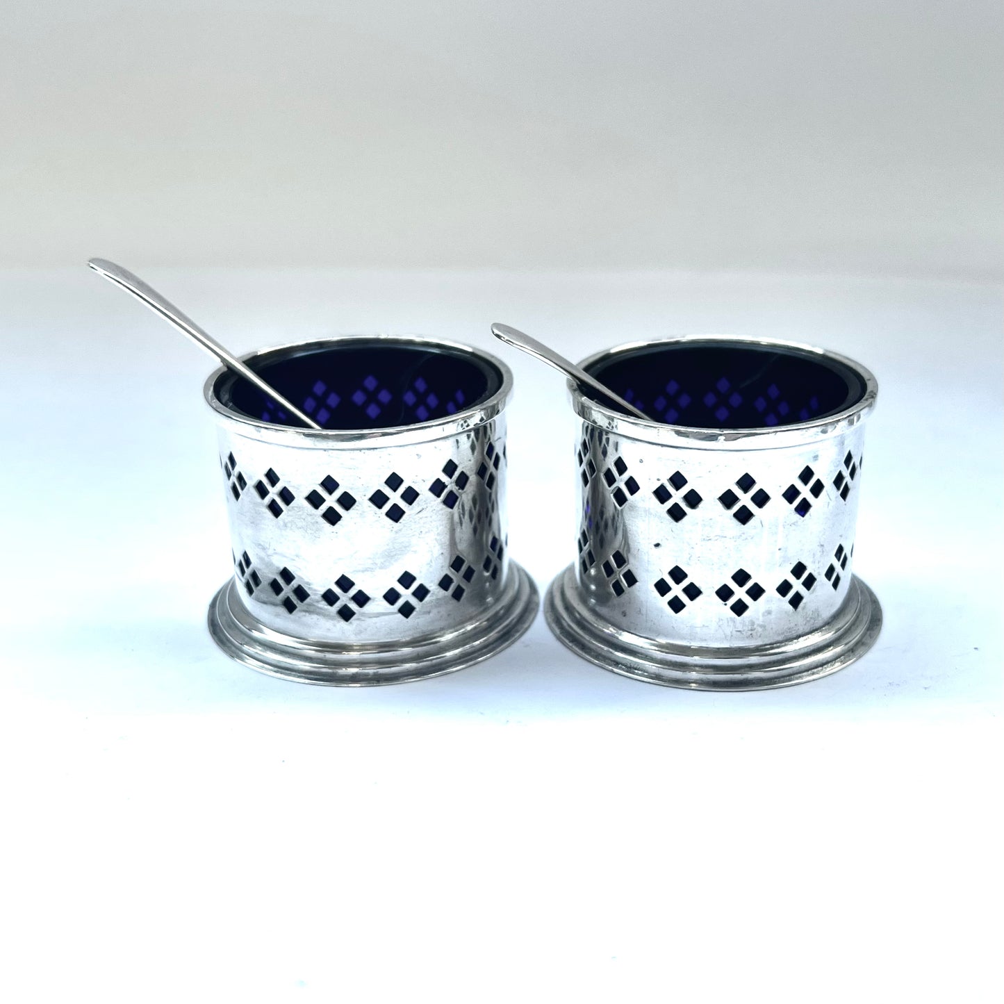 Art Deco George VI sterling silver Argyle pattern full condiment set, Birmingham 1948, Deakin & Francis.