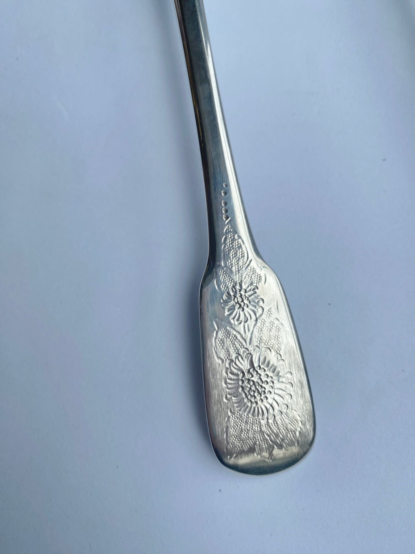 一对乔治亚/维多利亚时期纯银浆果勺，Eley, Fearn &amp; Chawner，伦敦，1808 年