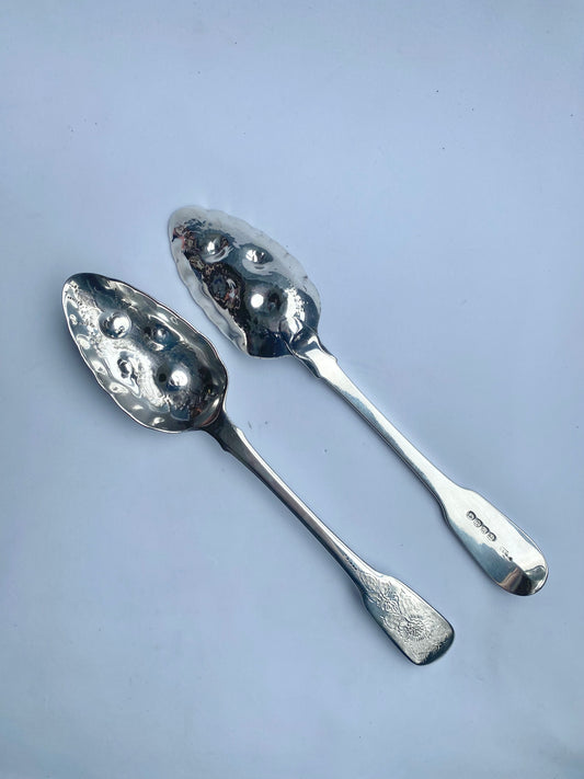 一对乔治亚/维多利亚时期纯银浆果勺，Eley, Fearn &amp; Chawner，伦敦，1808 年