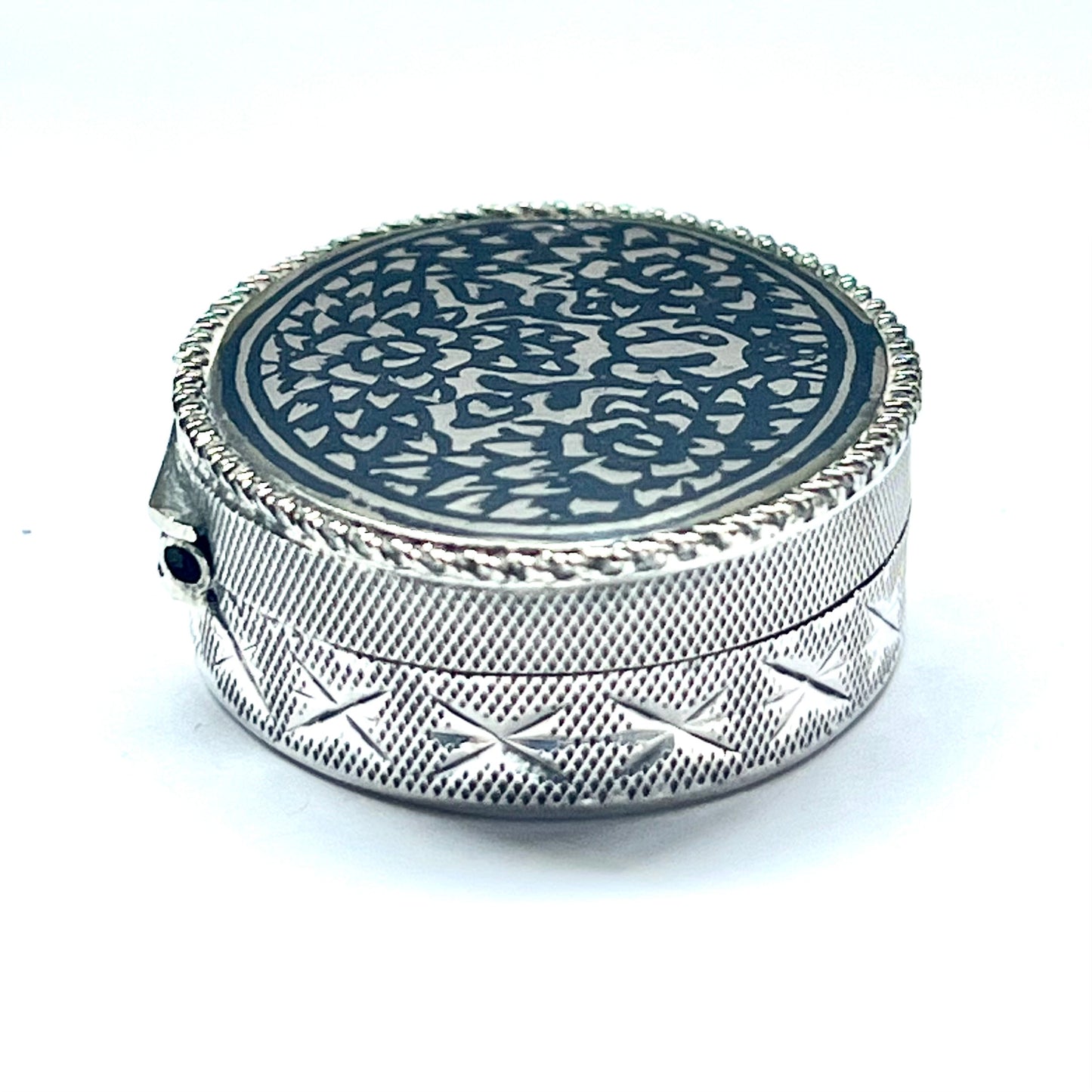 Beautiful vintage Niello enamel and .900 silver pill box