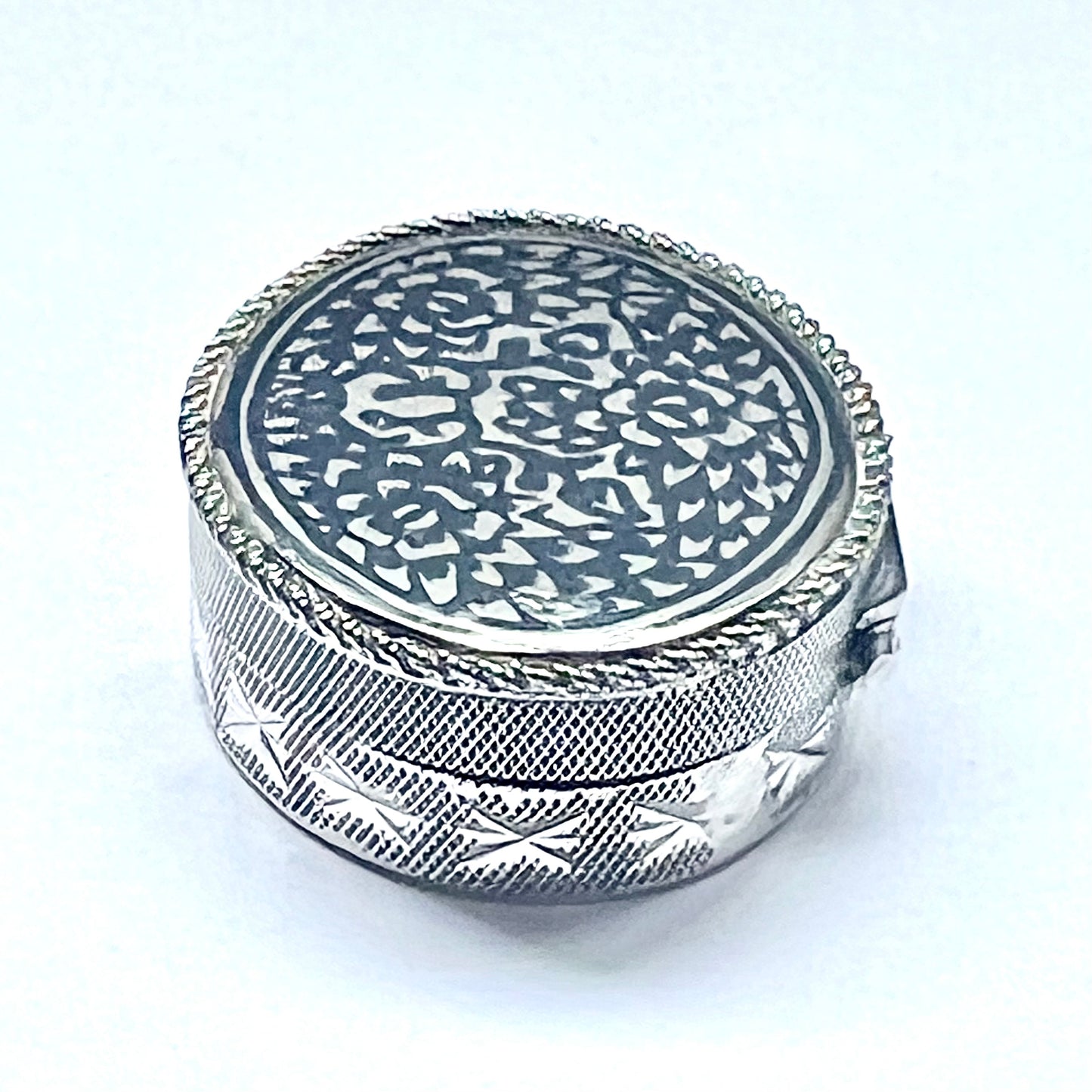 Beautiful vintage Niello enamel and .900 silver pill box