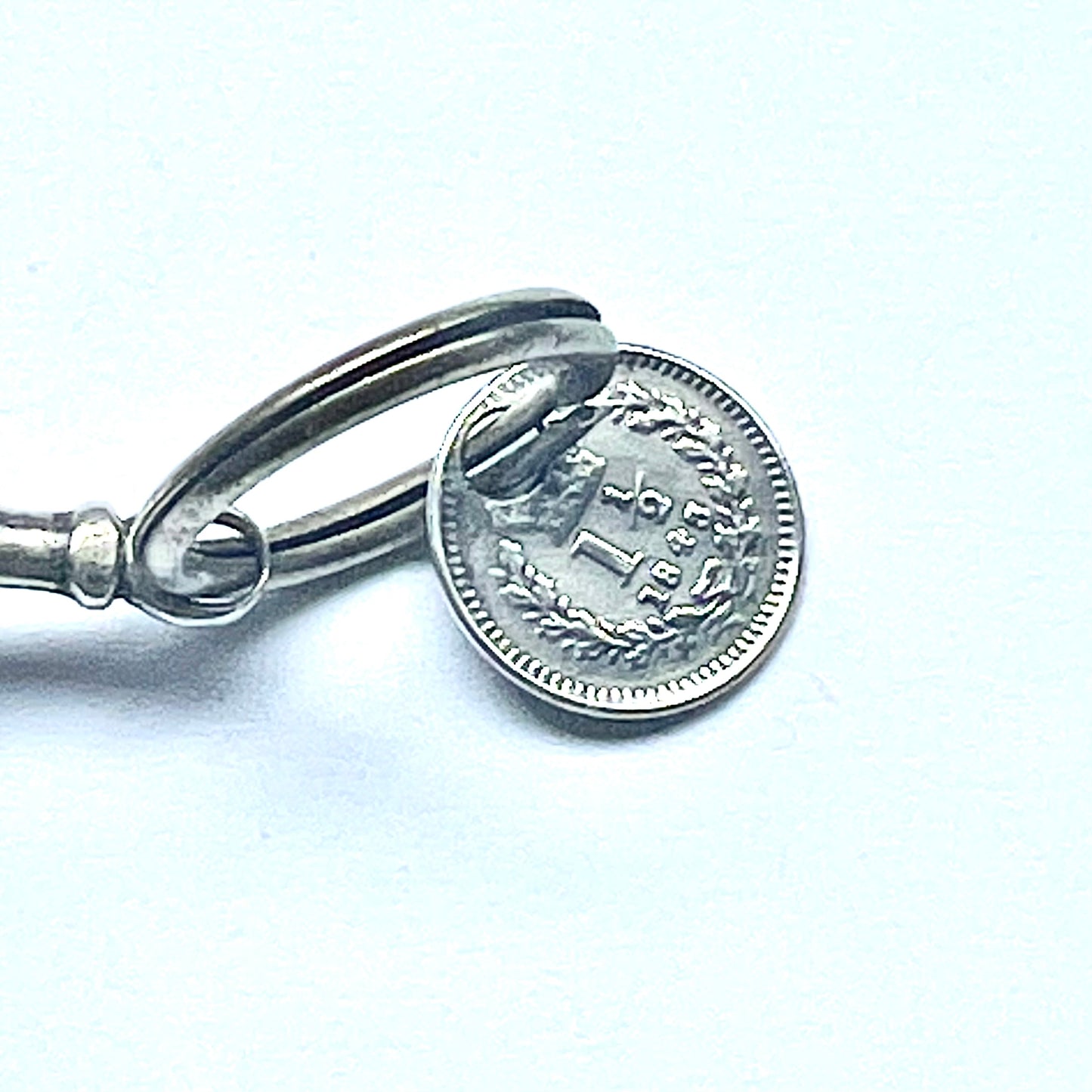 古董英国纯银印章表链，约 19 世纪上半叶，配有纯银 1845 便士吊饰