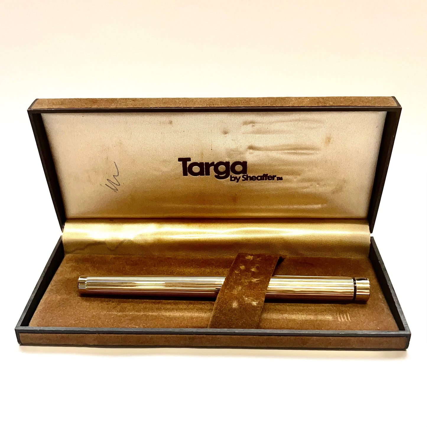 Vintage Targa pen by Sheaffer in original case, coveted 1005 model. Electroplated 23ct gold body, 14k gold nib, made in USA circa 1976-1999.