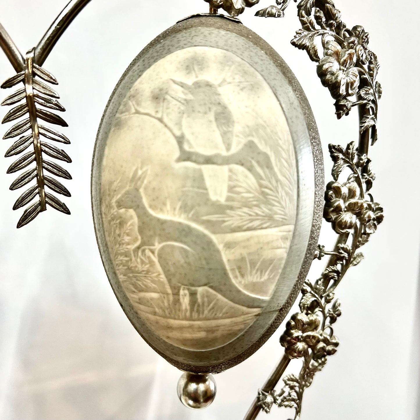 精美的 19 世纪晚期澳大利亚早期镀银中心装饰品，带有双镶嵌和雕刻的鸸鹋蛋