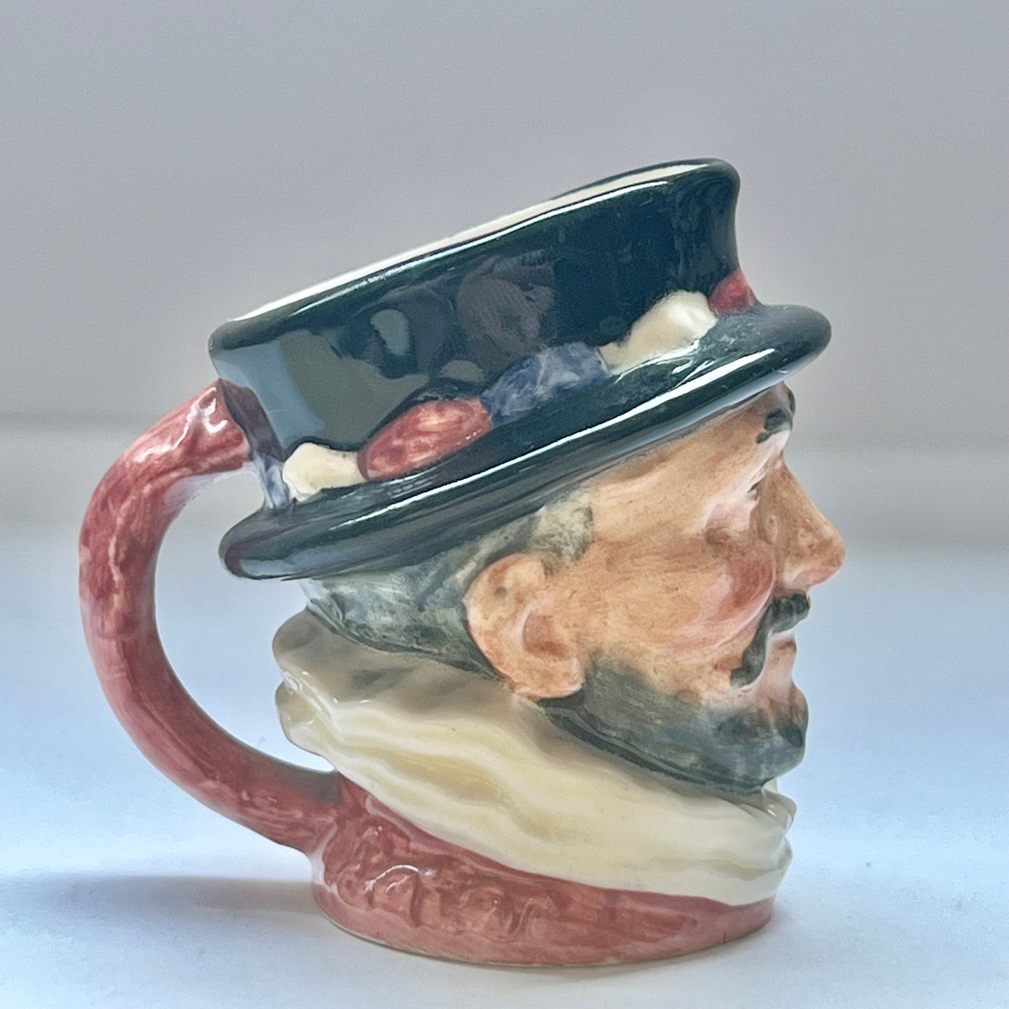 Royal Doulton Beefeater 小号托比酒壶，由 Harry Fenton 于 20 世纪 50 年代左右设计