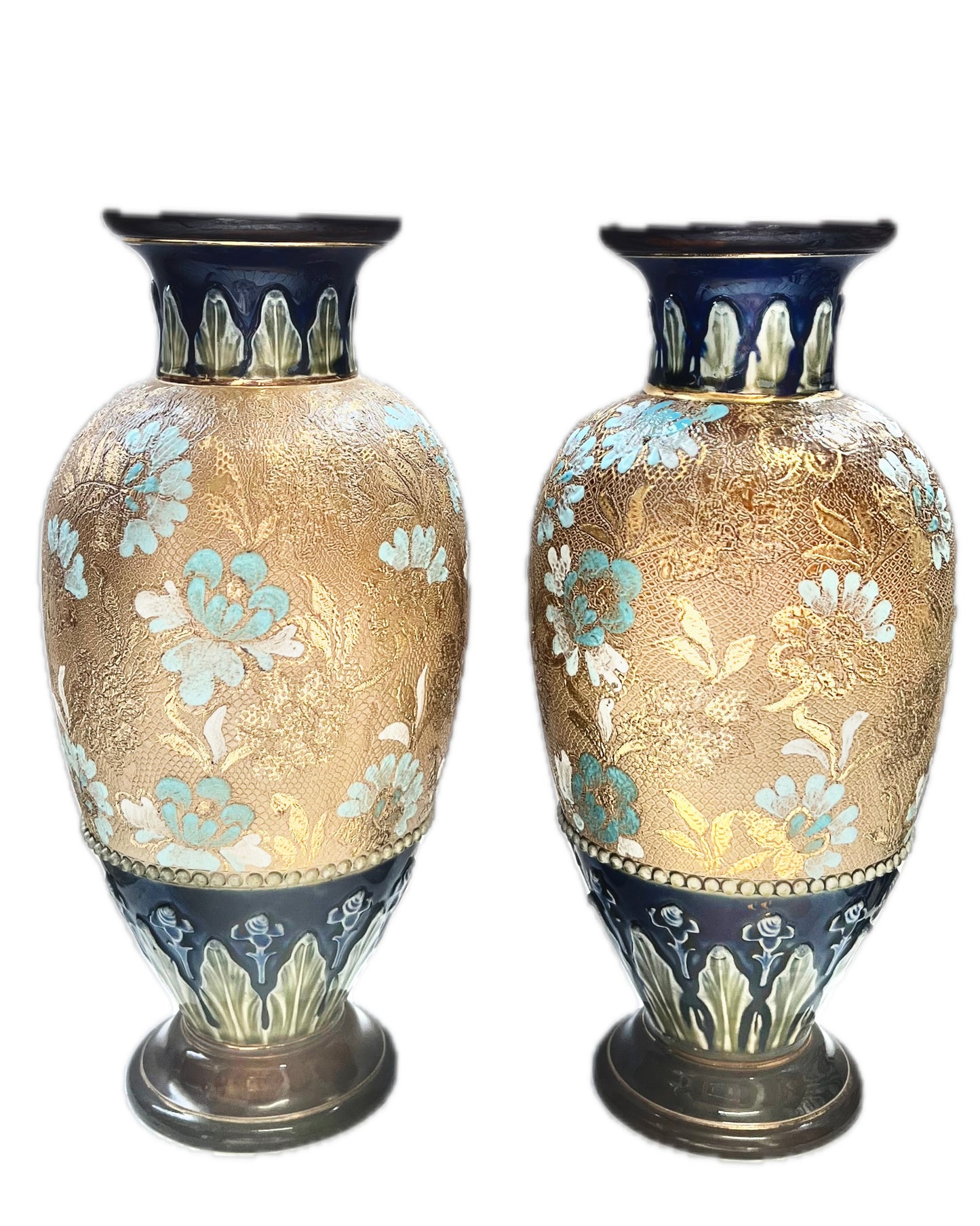 几乎完全相同的 20 世纪早期 Doulton Lambeth Slater 工作室陶器花瓶，由 LF Bowen 女士和 Florrie Jonas 装饰