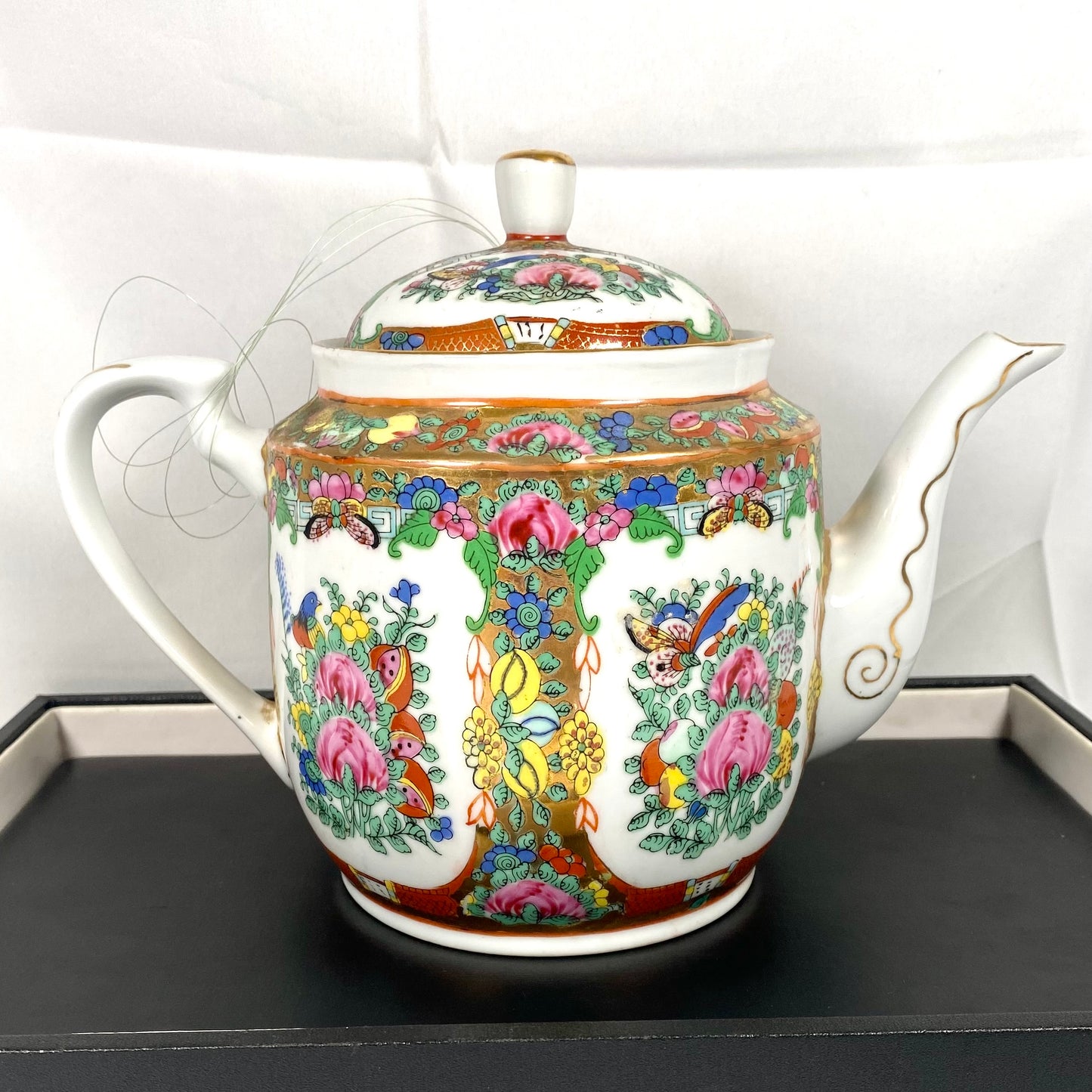 20 世纪中期中国古董茶壶，采用广式粉彩和丰富的镀金装饰