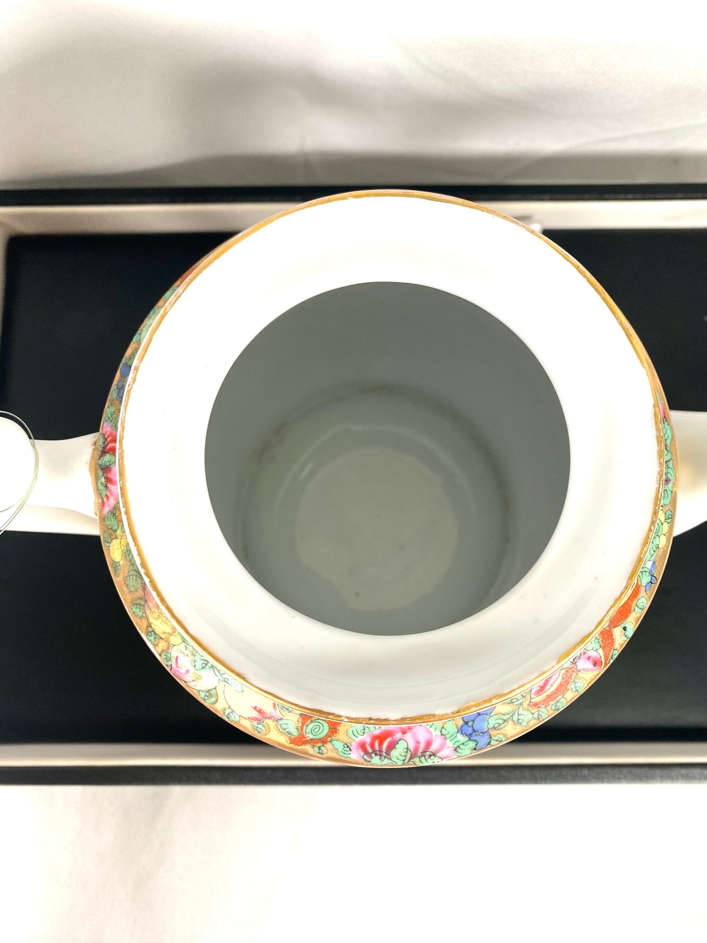 20 世纪中期中国古董茶壶，采用广式粉彩和丰富的镀金装饰