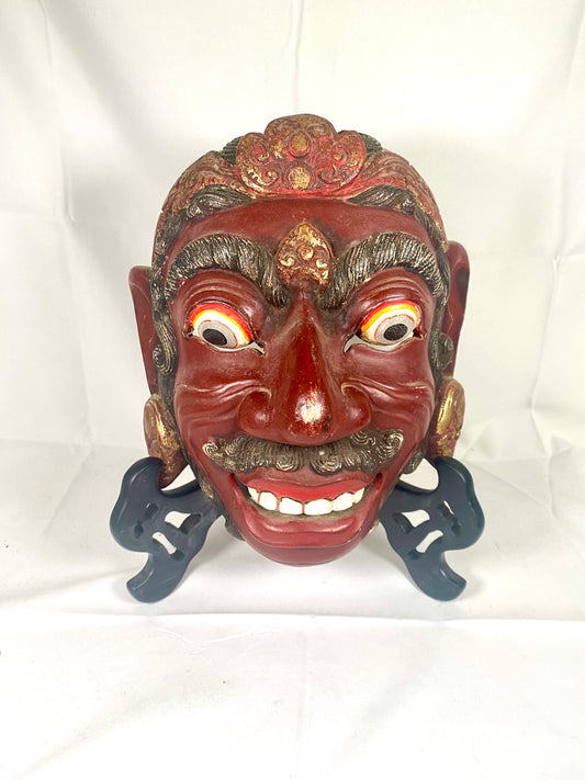 精雕细琢的老式爪哇面具，木偶/戏剧/舞蹈，咧嘴笑的红色恶魔脸