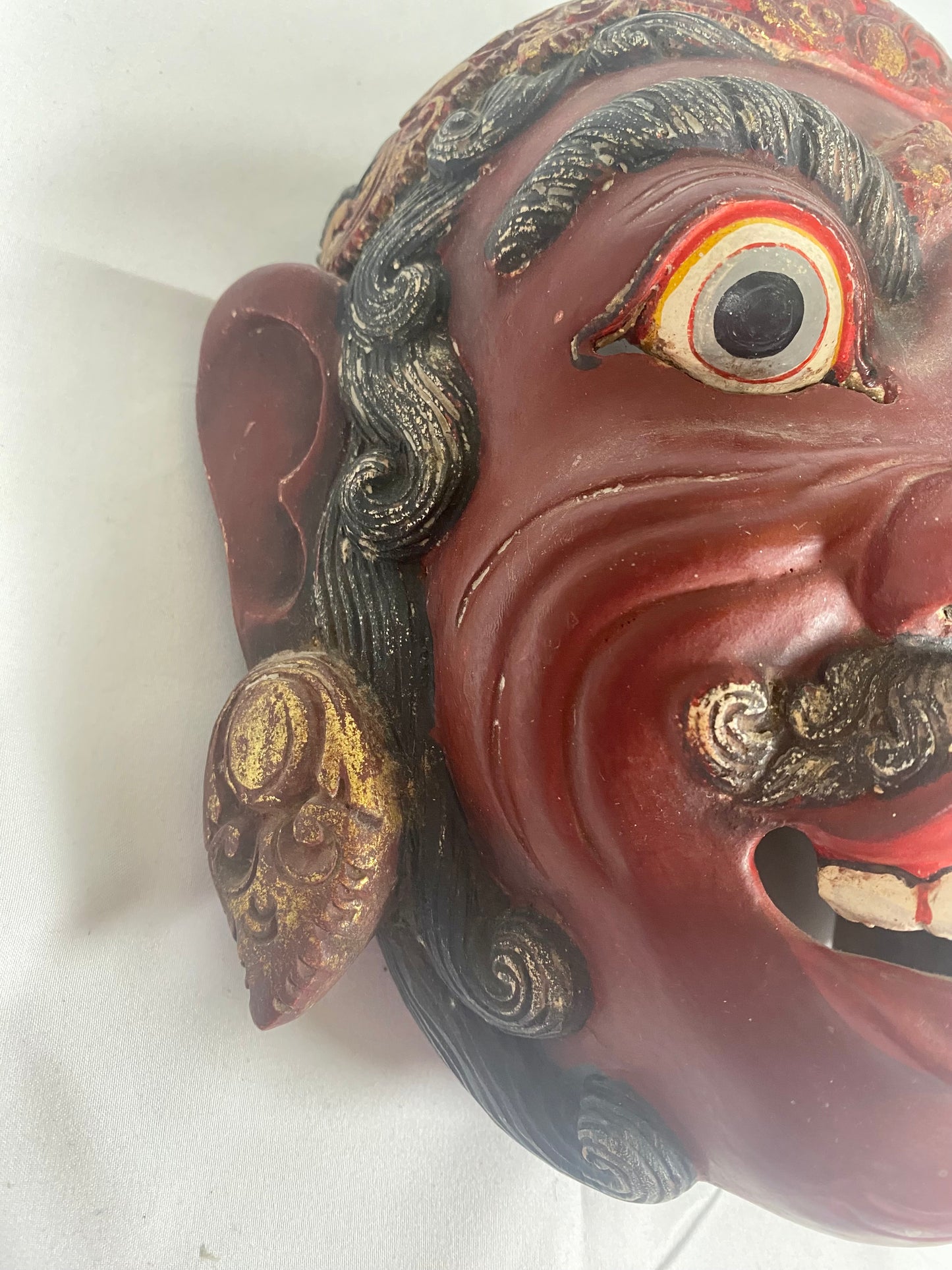 精雕细琢的老式爪哇面具，木偶/戏剧/舞蹈，咧嘴笑的红色恶魔脸