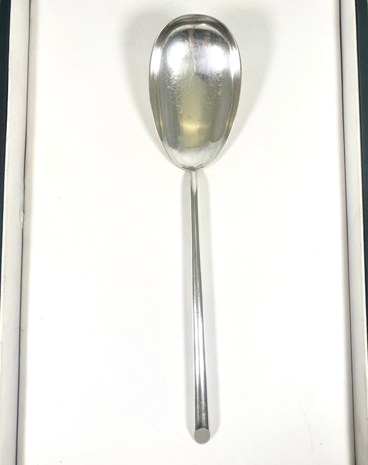 Antique Edward VII sterling silver serving spoon, London, 1905. Robert Pringle.