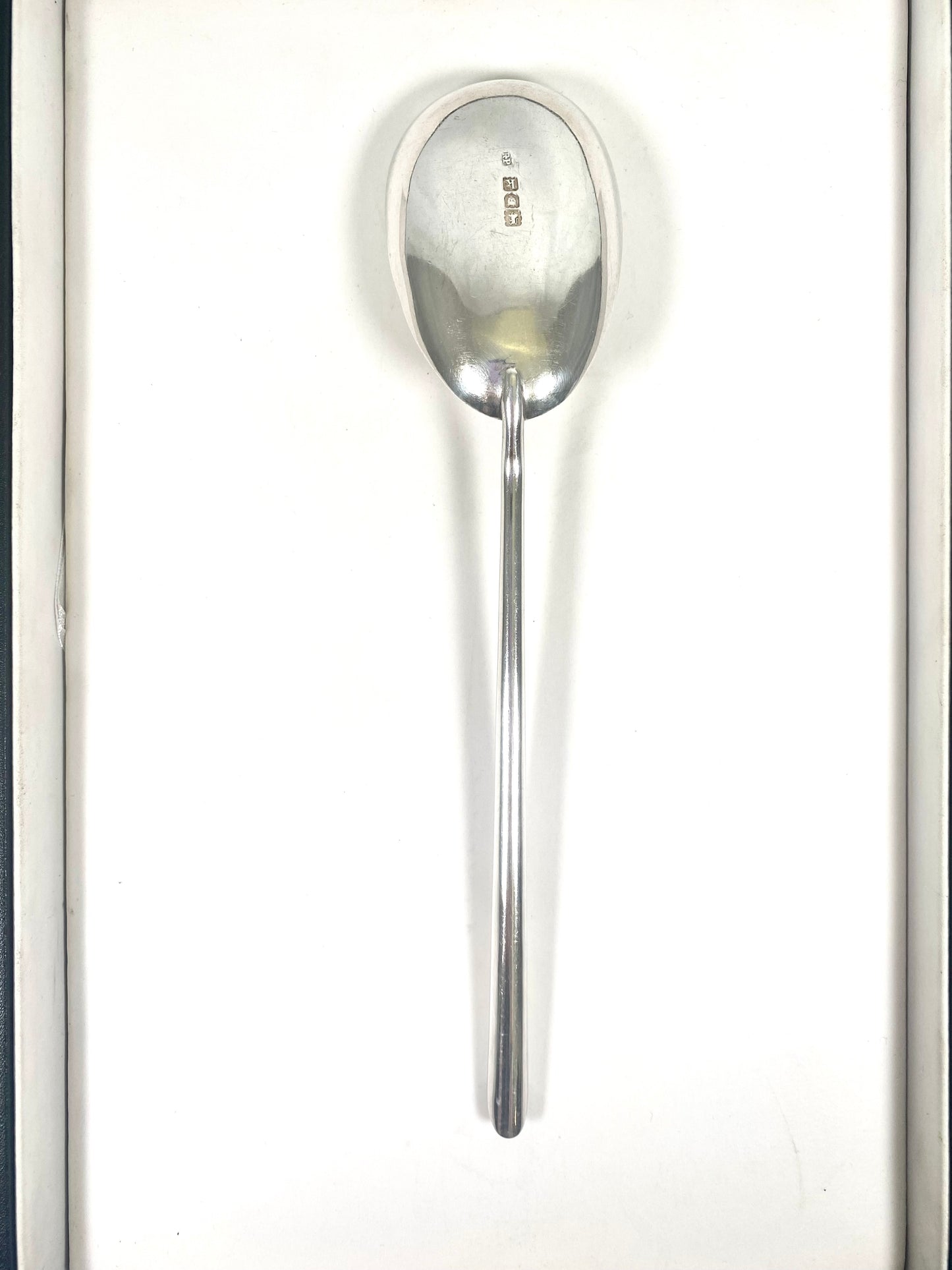 Antique Edward VII sterling silver serving spoon, London, 1905. Robert Pringle.