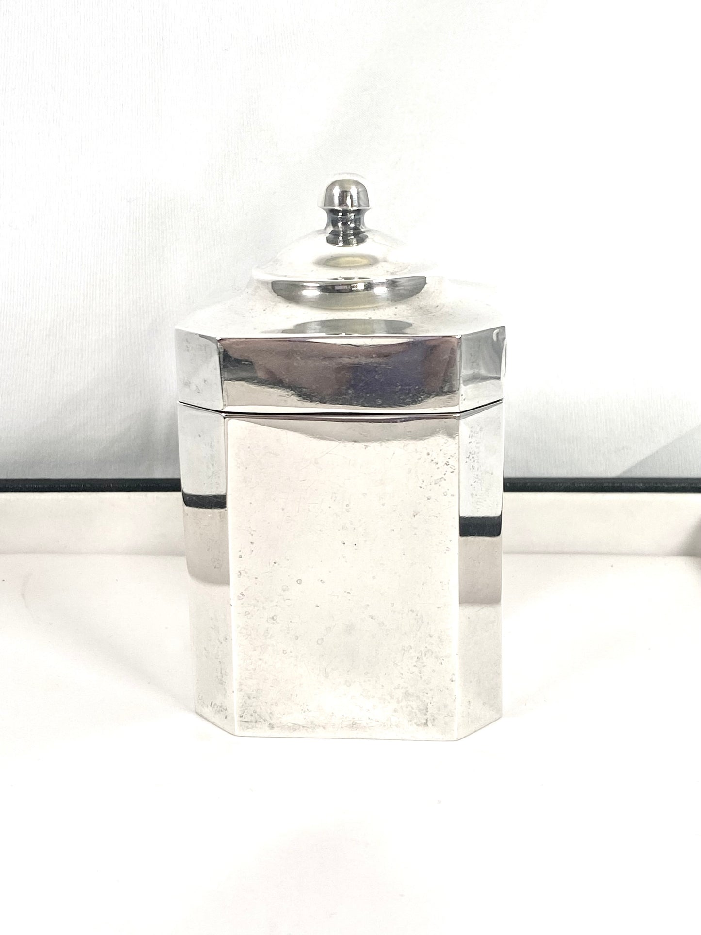 George V sterling silver lidded tea caddy. Stewart Dawson & Co. Ltd. Birmingham, 1911.