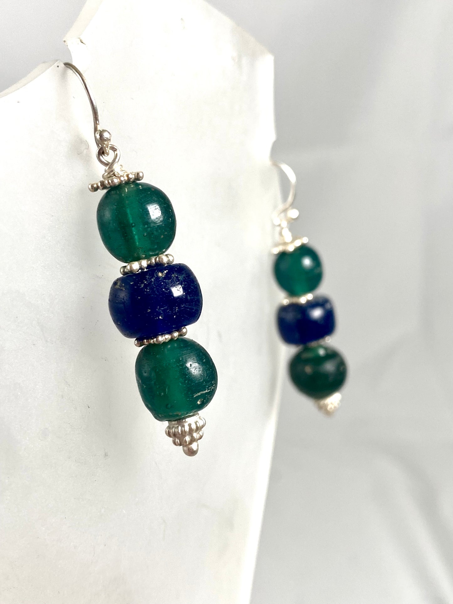 古代爪哇贸易珠 - 蓝色和绿色印度太平洋玻璃珠耳环，带纯银